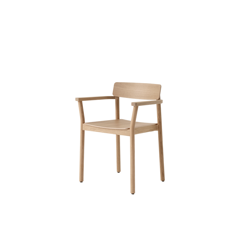 Spisestolen Betty Armchair TK10 fra &tradition i lakkert eik.