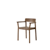 Spisestolen Betty Armchair TK10 fra andTradition er en vakker spisestol i tre med armlener som kommer i forskjellige varianter: Lakkert eik, lakkert røkt eik (som vist her) og svartlakkert ask.