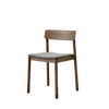 Spisestolen Betty TK3 fra andTradition, er en vakker og klassisk spisestol i tre og formpresset finer med polstret sete. Designet er signert den finske designeren Sami Kallio og den danske designeren Jakob Thau. 