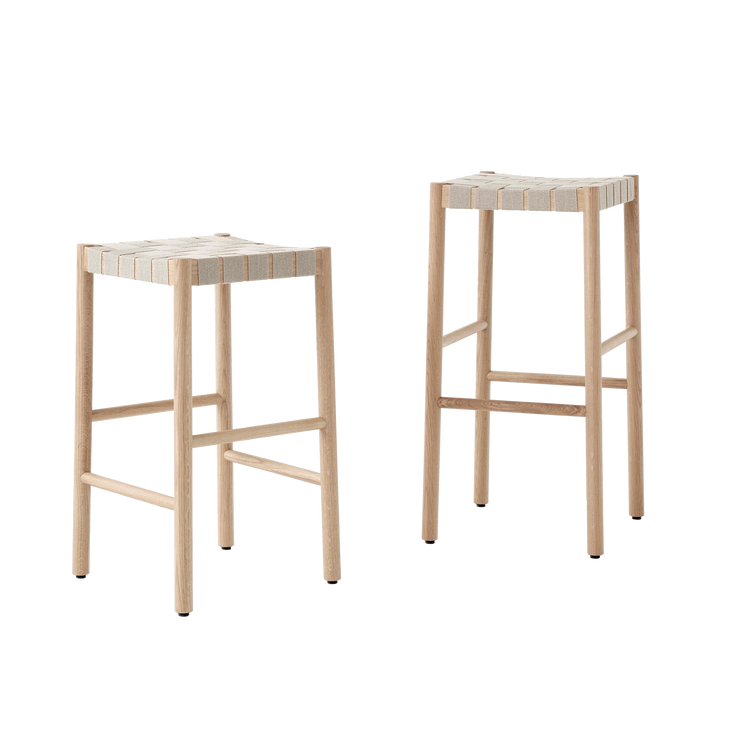 Barstolene Betty TK7 og TK8 fra &tradition har sete i flettet lin og kommer med base i oljet tre, maroon (rød) eller svart.