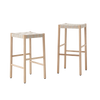 Barstolene Betty TK7 og TK8 fra &tradition har sete i flettet lin og kommer med base i oljet tre, maroon (rød) eller svart.