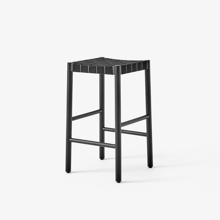 Barstol TK7 Counter Stool fra &tradition i svart med svart flett