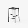 Barstol TK7 Counter Stool fra &tradition i svart med svart flett