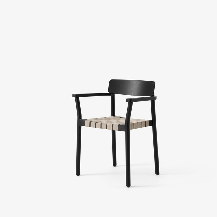 Spisestolen Betty Armchair TK9 fra andTradition i svartlakkert ask.