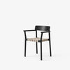 Spisestolen Betty Armchair TK9 fra andTradition i svartlakkert ask.