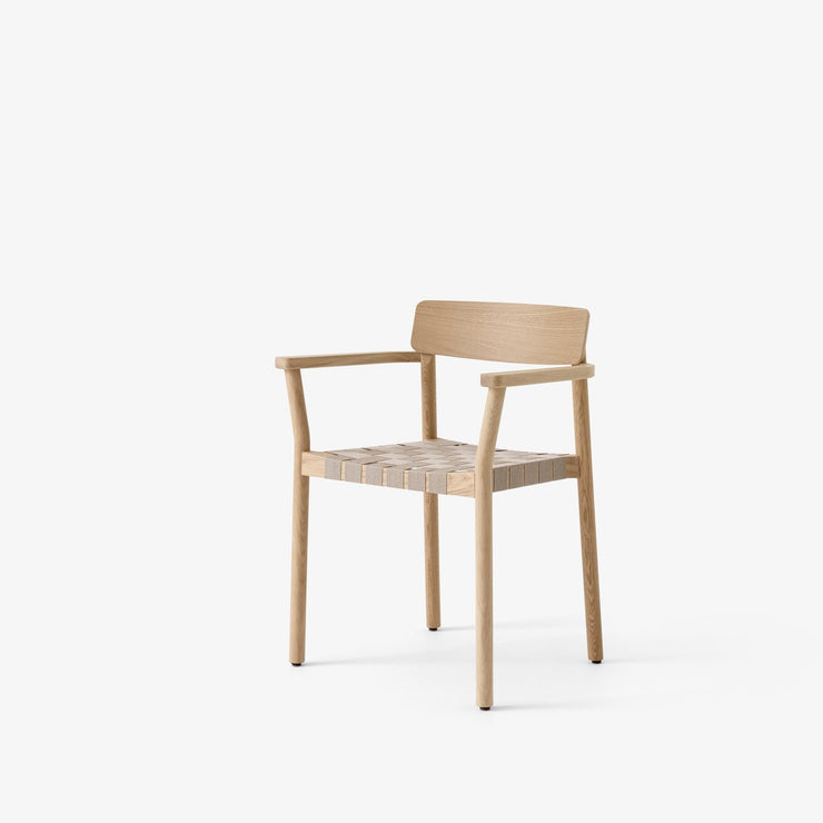 Spisestolen Betty Armchair TK9 fra andTradition i lakkert naturfarget eik.
