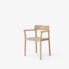 Spisestolen Betty Armchair TK9 fra andTradition i lakkert naturfarget eik.