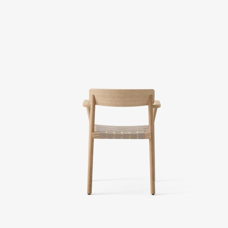 Spisestolen Betty Armchair TK9 fra andTradition i lakkert naturfarget eik. Sett bakfra.