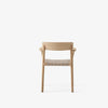 Spisestolen Betty Armchair TK9 fra andTradition i lakkert naturfarget eik. Sett bakfra.
