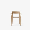 Spisestolen Betty Armchair TK9 fra andTradition i lakkert naturfarget eik. Sett forfra.