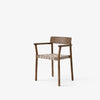Spisestolen Betty Armchair TK9 fra andTradition i lakkert røkt eik.