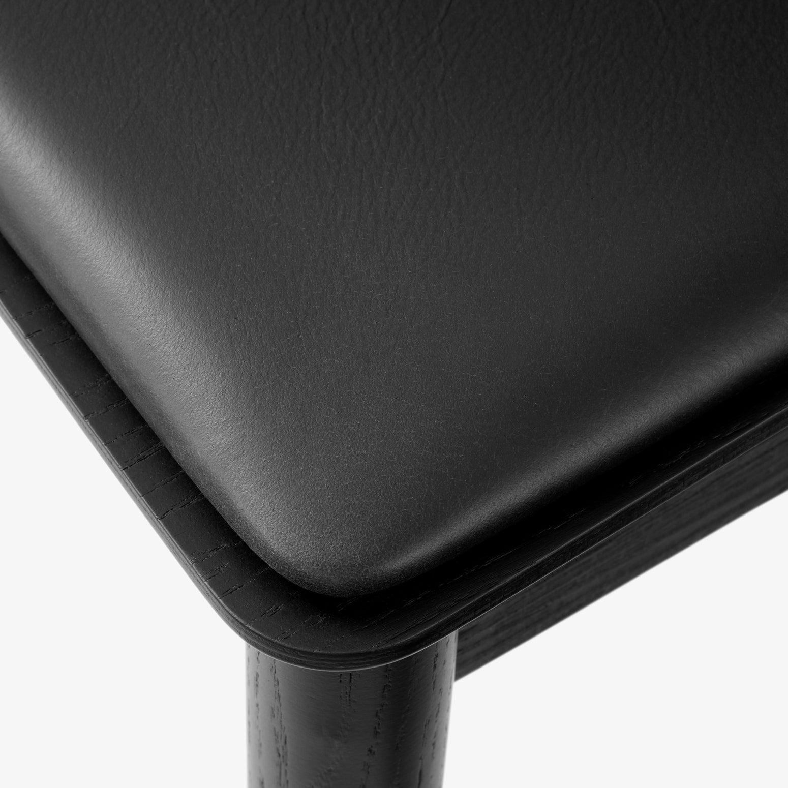 Spisestol Betty TK3 i svartlakkert ask med sete i svart skinn, Noble Black Leather.