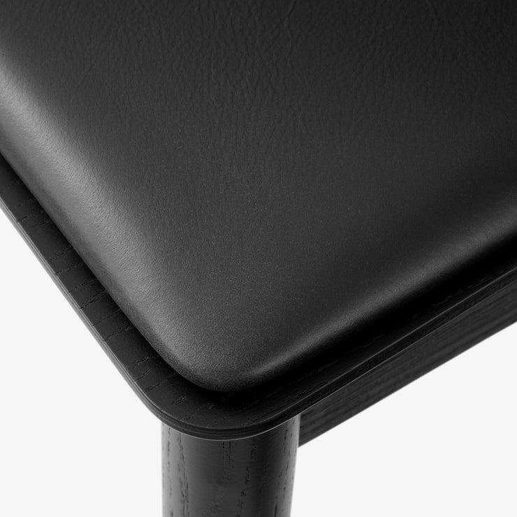 Spisestol Betty TK3 i svartlakkert ask med sete i svart skinn, Noble Black Leather.