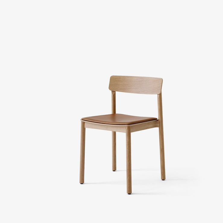Spisestol Betty TK3 i lakkert eik med sete i konjakkfarget skinn, Noble Cognac Leather.