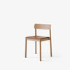 Spisestol Betty TK3 i lakkert eik med sete i konjakkfarget skinn, Noble Cognac Leather.