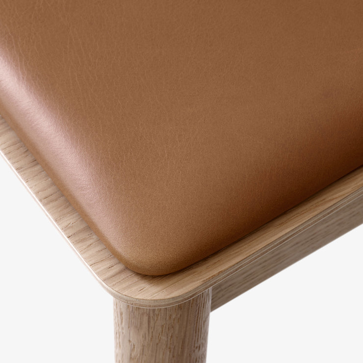 Spisestol Betty TK3 i lakkert eik med sete i konjakkfarget skinn, Noble Cognac Leather.
