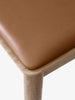 Spisestol Betty TK3 i lakkert eik med sete i konjakkfarget skinn, Noble Cognac Leather.