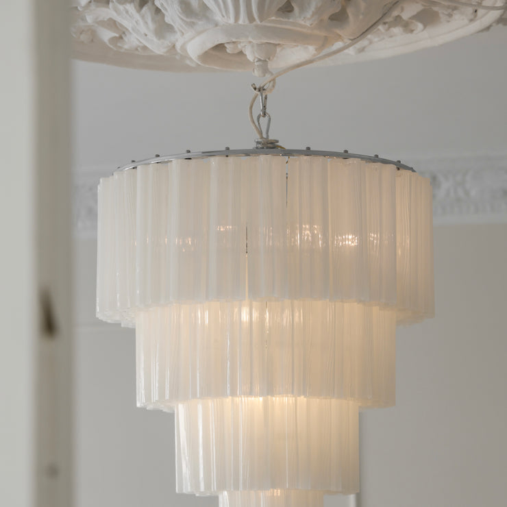 Lysekronen Fontaine 4-layer fra Meublé med hvitt glass og krombelagt oppheng