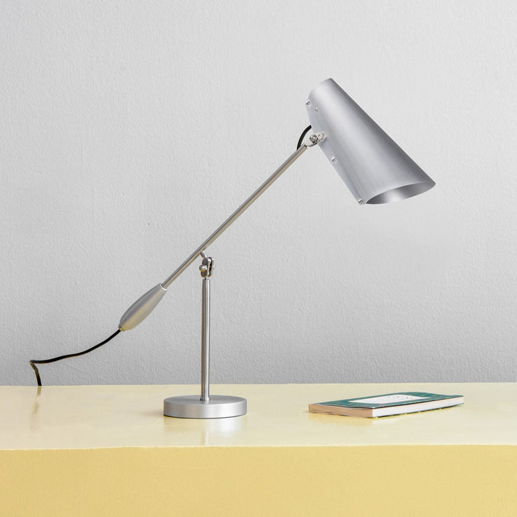 Uttrykksfull, elegant og tidløs designlampe: Bordlampen Birdy fra Northern ble designet av Birger Dahl i 1952, som en del av en større serie som i 1954 ble tildelt den høyt respekterte Golden Medal på Milano-triennalen. I 2022 kom denne jubileumsutgaven i stål og børstet aluminium i anledning 70-årsjubileet – og den er så fin! I tillegg er den et samlerobjekt – denne utgaven finnes nemlig kun i et begrenset opplag på 500, der hver er nummerert.