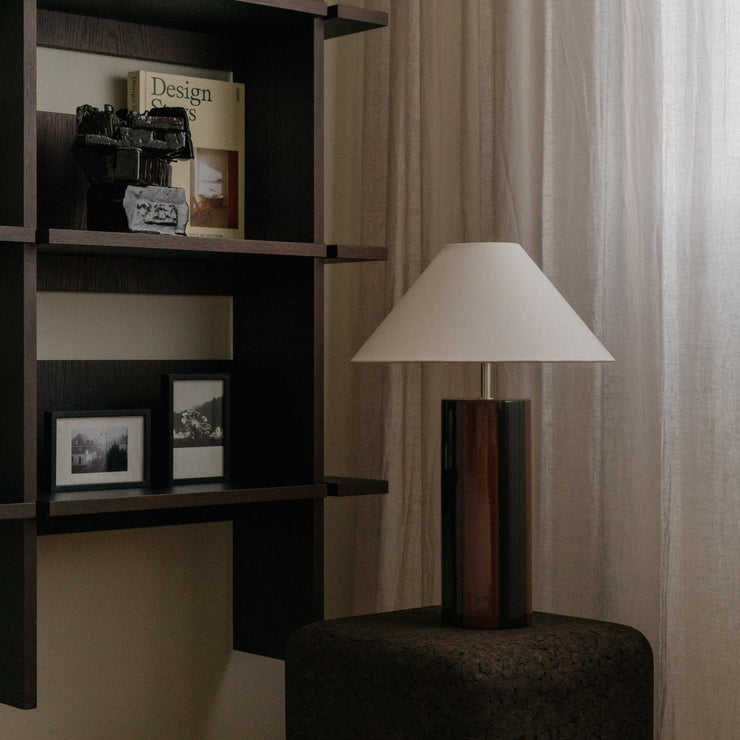 Skjermen er laget av benhvit bomullstwill som sprer et behagelig og stemningsfullt lys. Bordlampen er nydelig plassert på en skjenk i stue eller spisestue, på et skrivebord eller nattbord.