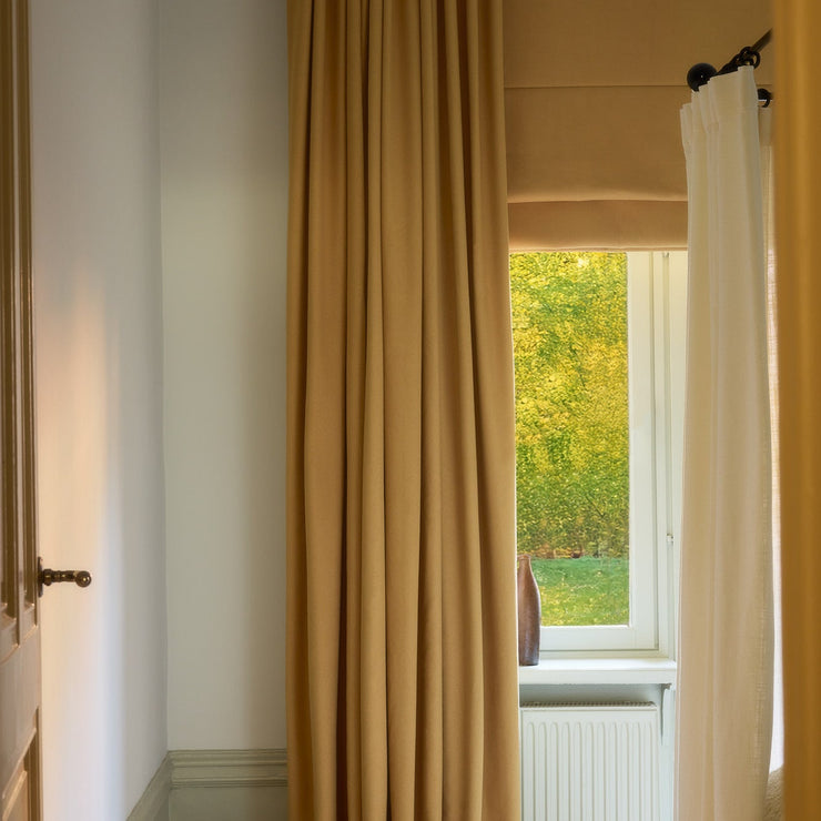 Mørkleggende gardin Core fra Gotain i farge Sennepsgul