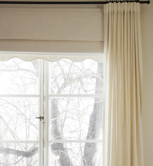 Skreddersydde mørkleggende liftgardiner i vevd lin levert hjem - enkelt og greit. Denne varianten – kalt Scallop Edge fra Gotain – er perfekt for deg som ønsker deg en elegant og hakket mer dekorativ liftgardin. Liftgardinen kommer i ti fine fargekombinasjoner. Her i fargen White / Ivory