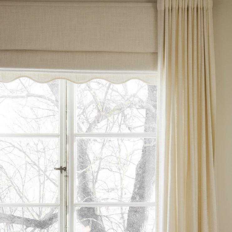 Skreddersydde mørkleggende liftgardiner i vevd lin levert hjem - enkelt og greit. Denne varianten – kalt Scallop Edge fra Gotain – er perfekt for deg som ønsker deg en elegant og hakket mer dekorativ liftgardin. Liftgardinen kommer i ti fine fargekombinasjoner. Her i fargen White / Ivory