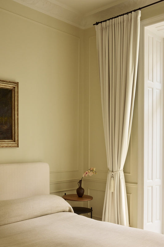 Benhvit velurgardin fra Gotain (Ivory)