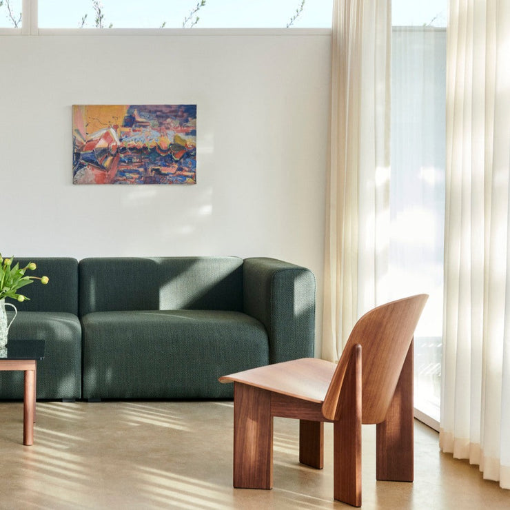 Lenestolen Chisel Lounge Chair fra Hay er nett i størrelsen og superfin å bruke i en større sittegruppe i stuen. 