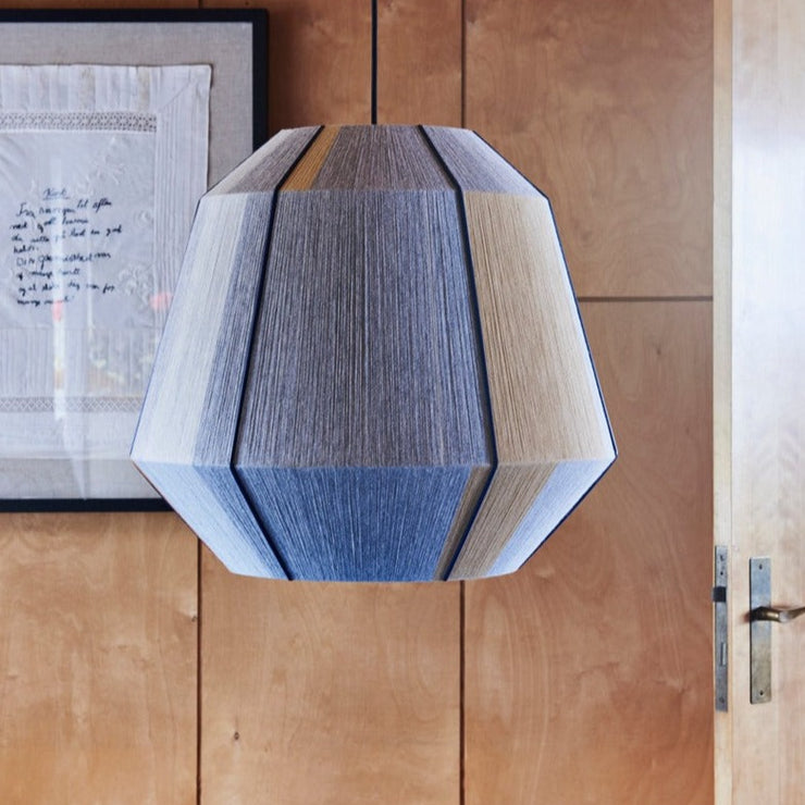 Serbiske Ana Kraš har laget den stemningsfulle og sjarmerende lampeskjermserien Bonbon Shades, som kan brukes som både bordlampe og pendellampe. Skjermen er laget med en spesiell teknikk, der nylonullgarn blir håndvevd rundt en pulverlakkert stålramme. Hver skjerm er derfor unik, med små variasjoner i utseende og tekstur.