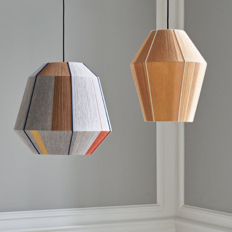 Lampeskjerm Bonbon Shade, Earth Tones, fra Hay kan enten brukes som taklampe eller gulvlampe, avhengig av kabelsett du kjøper til.
