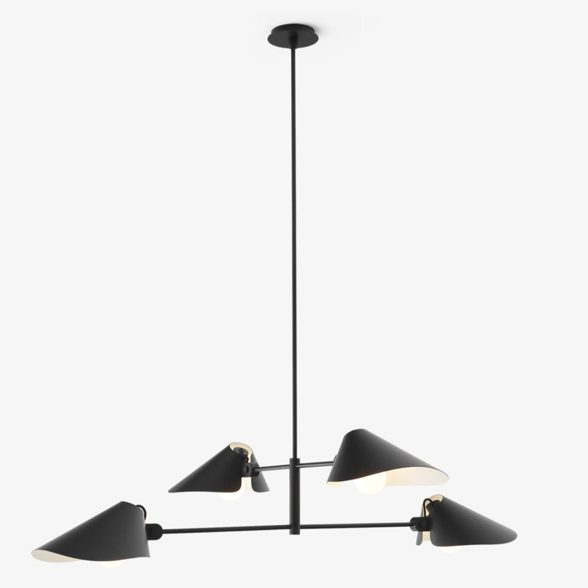 Taklampen Bonnet Chandelier SC93 fra &tradition i helsvart variant, med skjermer vendt nedover.