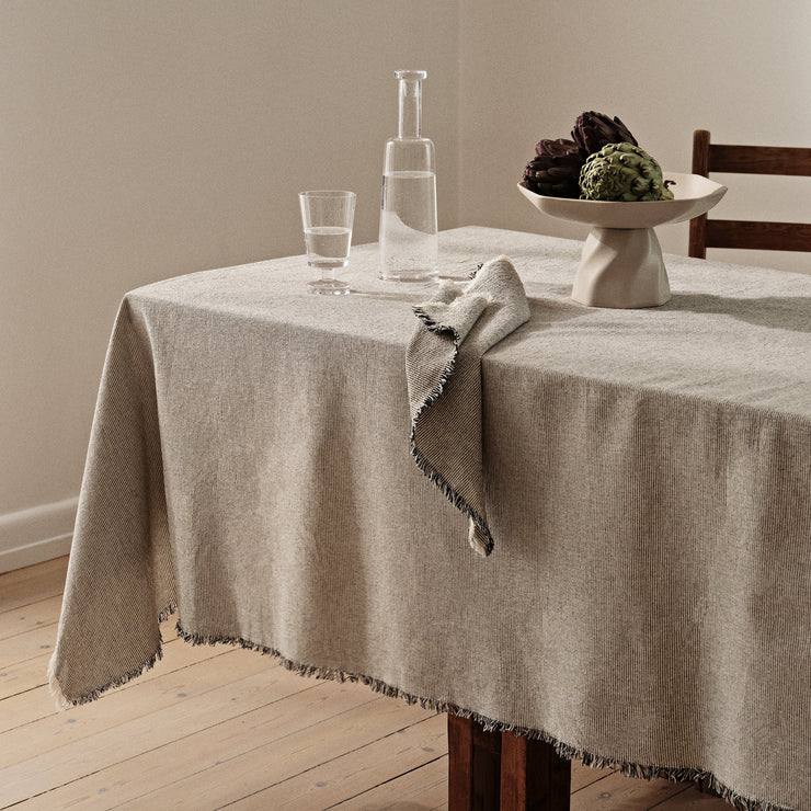 Elouise er en serie elegante bomullsduker fra danske Broste Copenhagen. Duken finnes i to fargevarianter, svart og offwhite, og i de generøse størrelsene 160 x 200 cm og 160 x 300 cm.