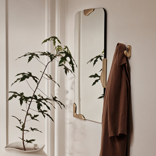 Speilet Roberta fra Broste Copenhagen kommer i to størrelser og kan brukes i hele hjemmet – enten på badet, i entreen eller på soverommet. De er like dekorative som de er funksjonelle!