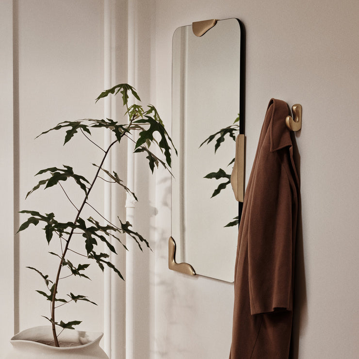 Speilet Roberta fra Broste Copenhagen kommer i to størrelser og kan brukes i hele hjemmet – enten på badet, i entreen eller på soverommet. De er like dekorative som de er funksjonelle!