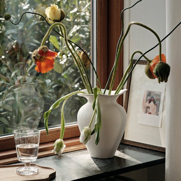 Vase Florentina S fra Broste Copenhagen har en matt glasert finish og er håndlaget i stentøy, noe som gir hver vase unike variasjoner i form, farge og glasur.