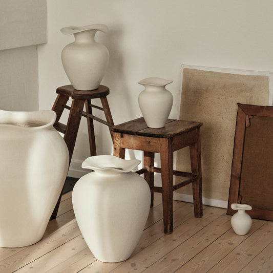 Vasen Florentina fra Broste Copenhagen er en skulpturell og romslig vase inspirert av blomstens livssyklus.