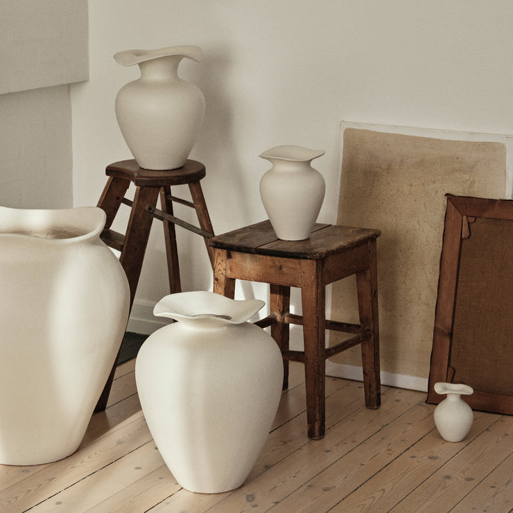 Vasen Florentina fra Broste Copenhagen er en skulpturell og romslig vase inspirert av blomstens livssyklus.