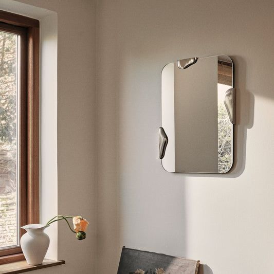 Roberta er en serie vakre speil med skulpturelle detaljer fra danske Broste Copenhagen. De unike, asymmetriske detaljene er støpt i aluminium og har overflater i messing eller sølv.