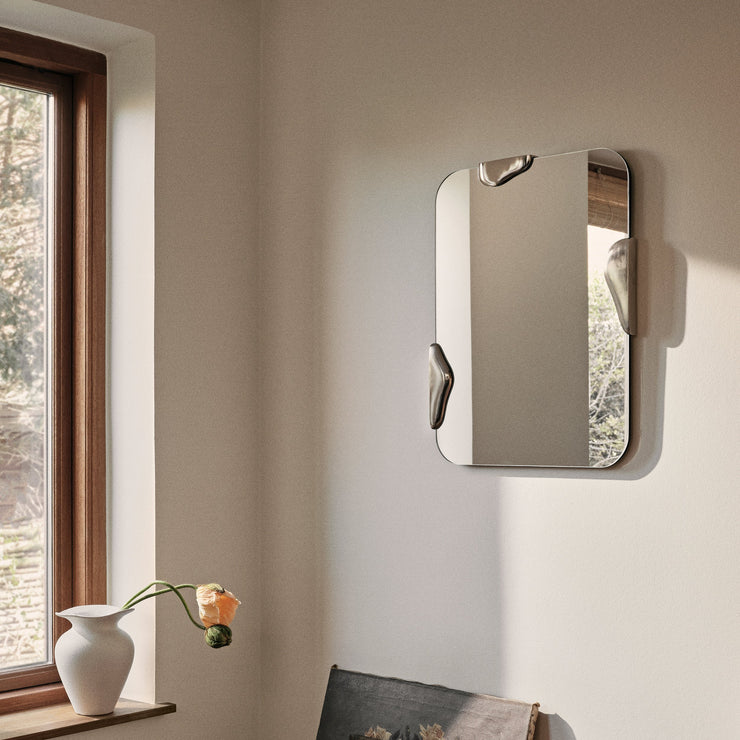 Roberta er en serie vakre speil med skulpturelle detaljer fra danske Broste Copenhagen. De unike, asymmetriske detaljene er støpt i aluminium og har overflater i messing eller sølv.