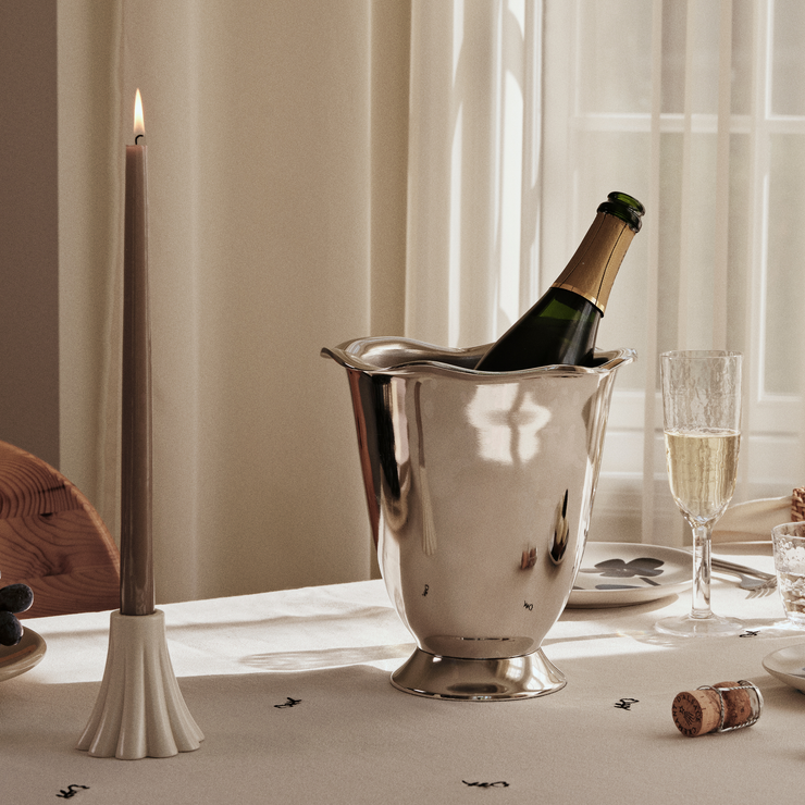 Vinkjøleren Beatrice Wine Bucket fra Broste Copenhagen er den perfekte champagne- og vinkjøleren for varme sommerdager og mørke vinterkvelder ved peisen.