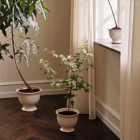 Blomsterpottene Annabella fra Broste Copenhagen er elegante potter som tilfører et klassisk preg til potteplantene dine. 