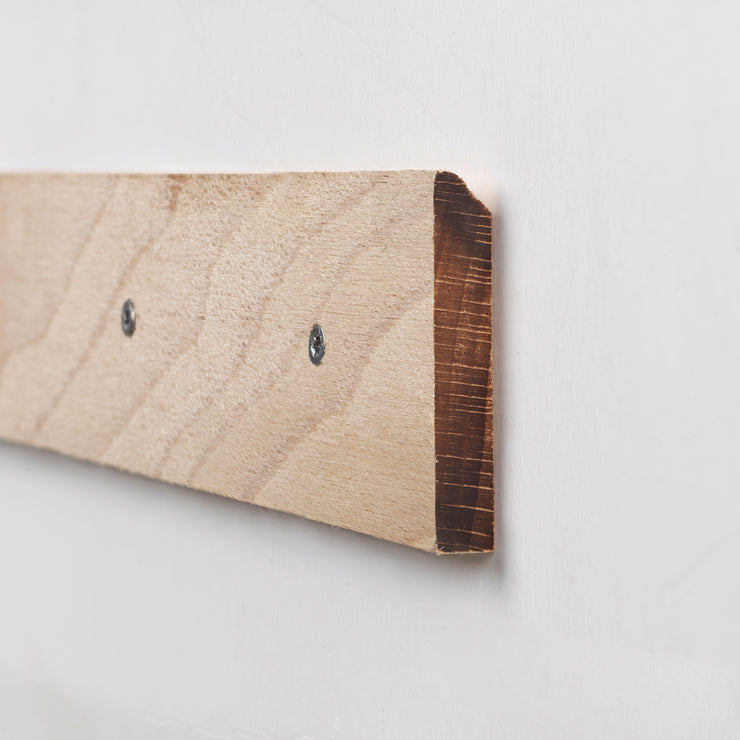 Wavy speil fra Broste Copenhagen kommer med en opphengsskinne for enkel montering.