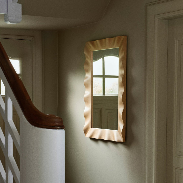 Speilet Wavy fra Broste Copenhagen kommer i to størrelser: 70 x 70 cm og 70 x 100 cm, slik at du kan velge den som passer best til ditt hjem.