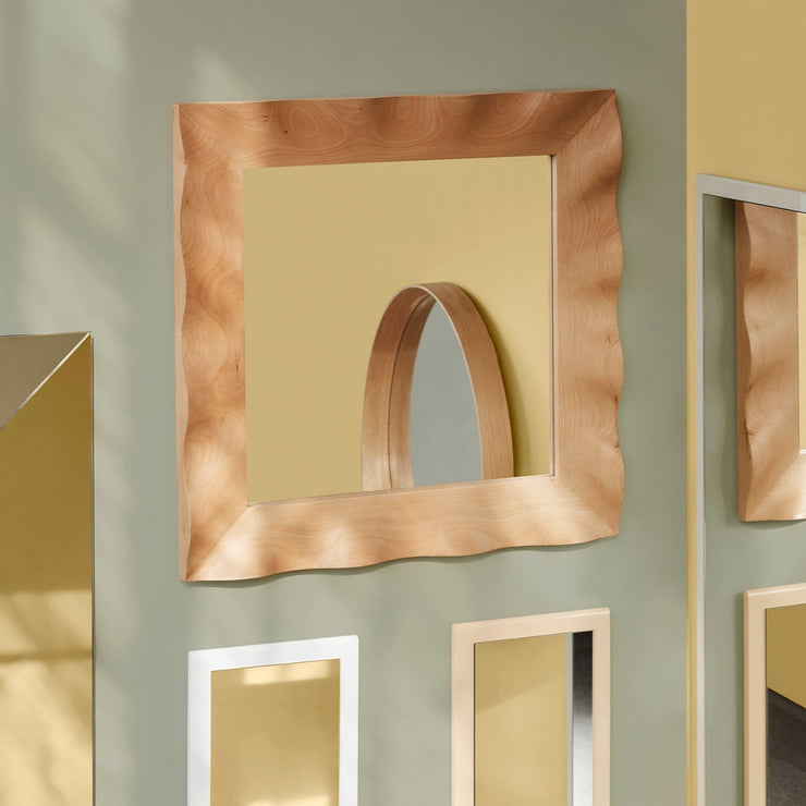 Den lekne, moderne rammen til Wavy speilet fra Broste Copenhagen reflekterer lyset på en måte som skaper liv og dybde i rommet. Perfekt for hjem som ønsker å kombinere praktisk funksjon med et kunstnerisk uttrykk.