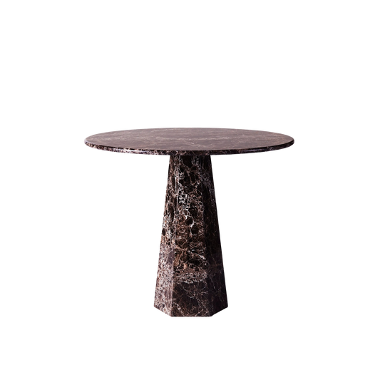 Spisebordet Hexagon fra Dusty Deco er et modernistisk spisebord med en sekskantet base og en rund bordplate i vakker massiv marmor.