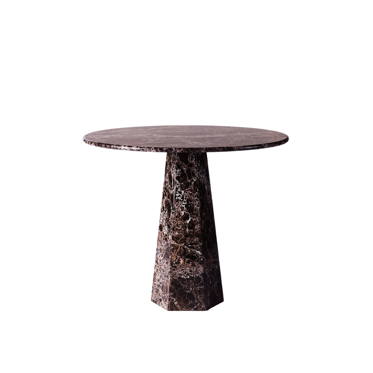 Spisebordet Hexagon fra Dusty Deco er et modernistisk spisebord med en sekskantet base og en rund bordplate i vakker massiv marmor.