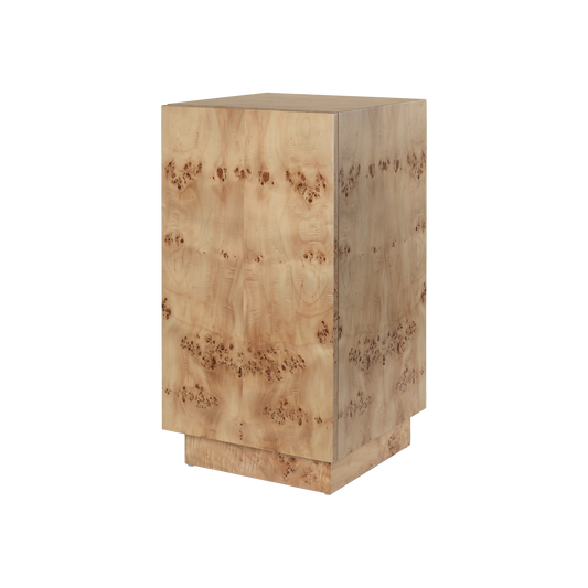 Burl Side Table fra Ferm Living er et elegant sidebord som er superfint å bruke som en pidestall i stuen eller gangen, som et sidebord ved sofaen eller som nattbord på soverommet. Innvendig er det skjult oppbevaring der en hylle kan justeres i høyden etter behov.