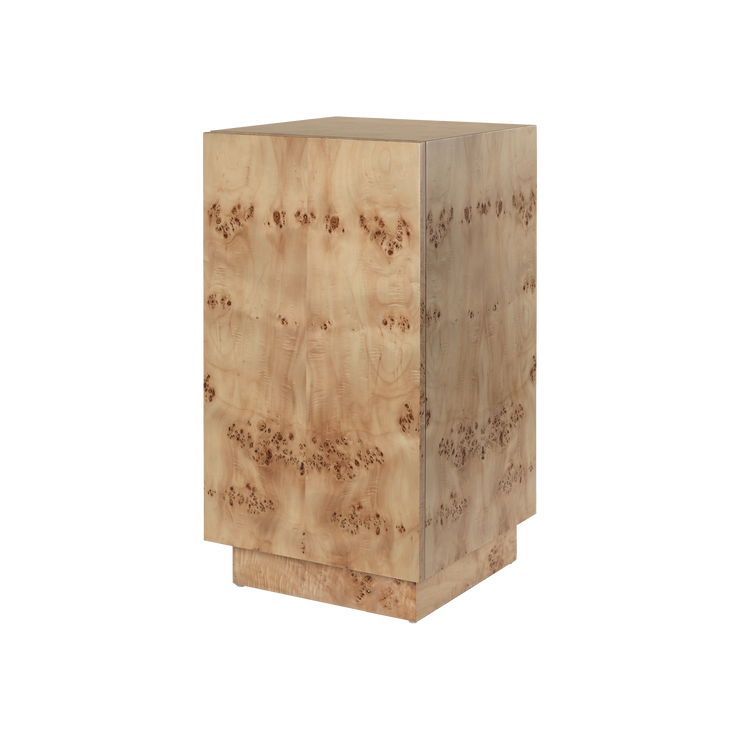 Burl Side Table fra Ferm Living er et elegant sidebord som er superfint å bruke som en pidestall i stuen eller gangen, som et sidebord ved sofaen eller som nattbord på soverommet. Innvendig er det skjult oppbevaring der en hylle kan justeres i høyden etter behov.