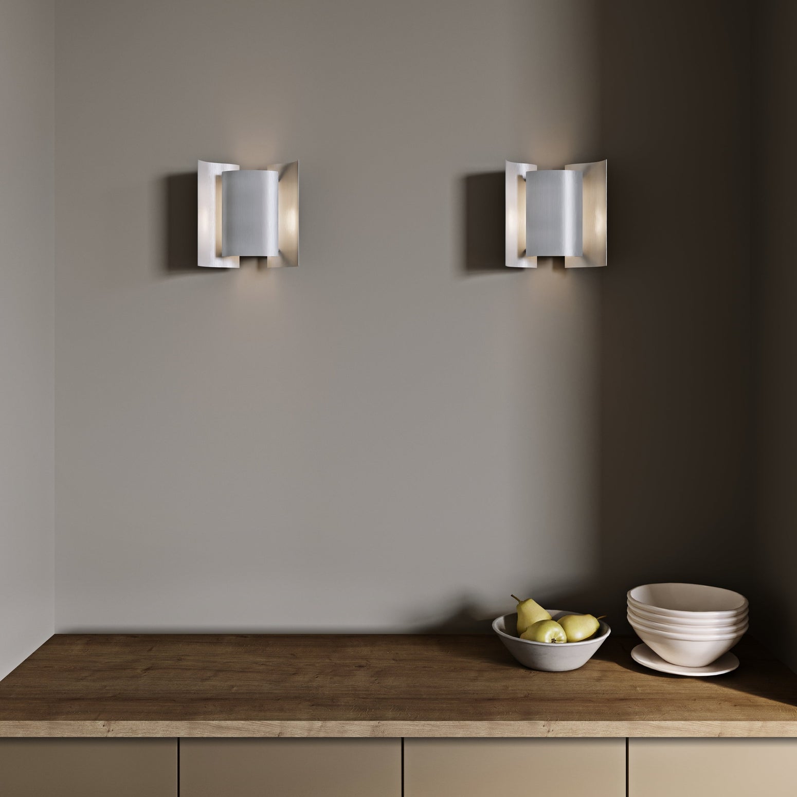 Den skulpturelle vegglampen Butterfly ble designet i 1964 av Sven I. Dysthe for Arnold Wiigs Fabrikker og senere produsert av Høvik Lys. I 2008 bestemte Northern seg for å relansere denne norske designskatten – og det er vi så glade for! Her i børstet aluminium.